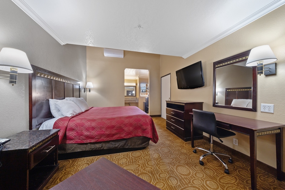 1 Queen Bed