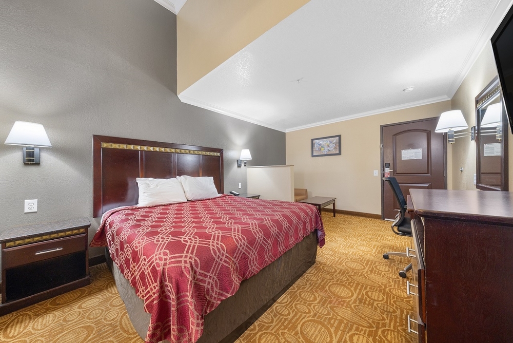 1 Queen Bed