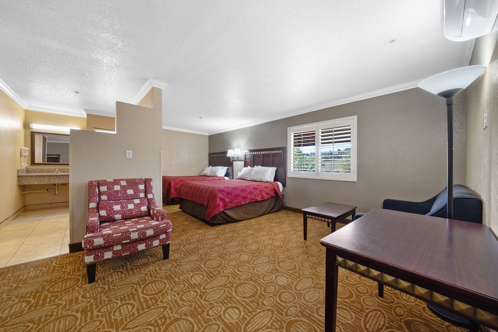 1 King Bed, 2 Queen Beds, 1 Room Suite