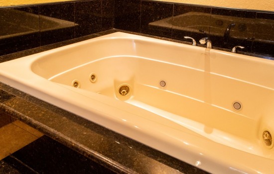 Econo Lodge Inn & Suites Fallbrook Downtown - King Suite With Hot Tub